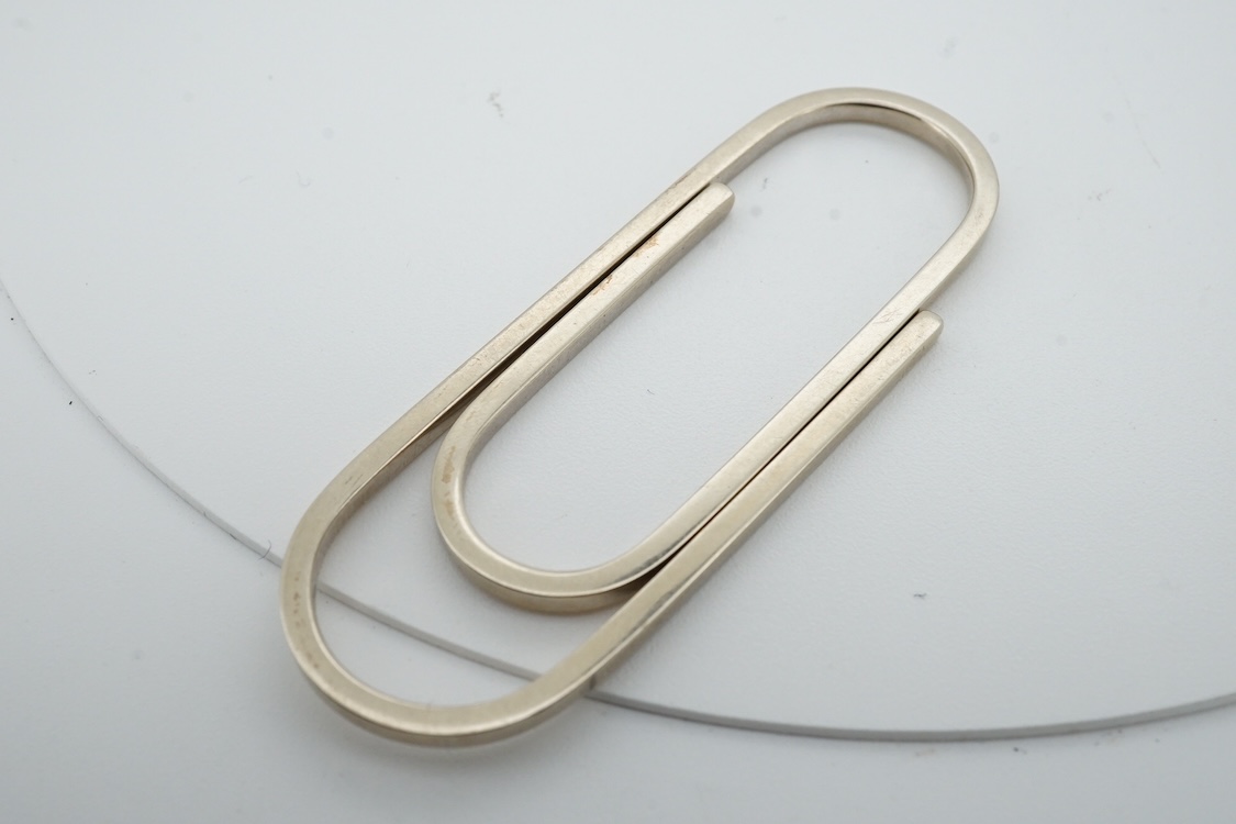 A mid to late 20th century Italian yellow metal (stamped 750) paper clip, 57mm, 9.9 grams.